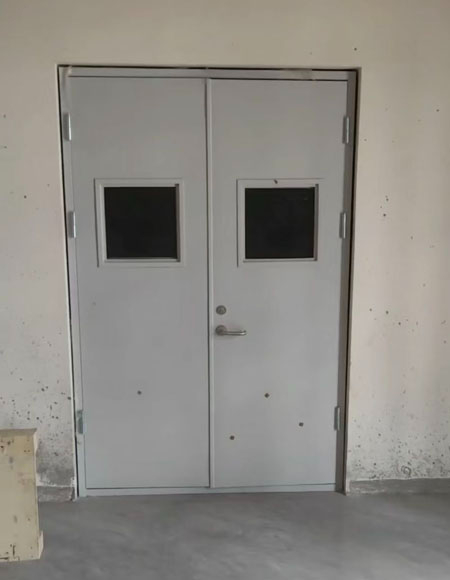 山東裕龍石化鋼制門施工現場